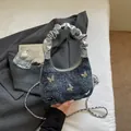 Borsa hobo in denim blu scuro con farfalle d'argento e manico plissettato lucido - Blu Zaffiro