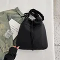 Sac fourre-tout noir chic avec poignée froncée et style de navetteur minimaliste - Noir