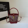 Sac seau rouge brodé avec motifs de dragon argentés et fermoir en métal doré - Bordeaux