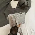 Borsa a secchiello intrecciata argento metallizzato con tracolla a catena - Argento