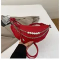 Dettaglio della borsa a mezzaluna intrecciata rossa con catena e cinque perle - Rosso