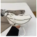 Dettaglio della borsa in PU intrecciato bianco con catena argento e decorazione di perle - Bianco