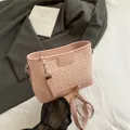 Secchiello rosa con trama intrecciata a rilievo, tracolla a catena e logo elegante - Rosa