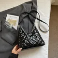 Borsa a spalla trapuntata nera con borchie argentate e tracolla a catena - Nero