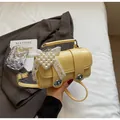 Borsa a mano cilindrica giallo tenue con fiocco in pizzo e ciondolo a cuore in perle opache - Con Ornamento / Giallo