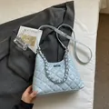 Borsa sottobraccio trapuntata azzurra alla moda con catena d'argento e piccoli borchie - Blu