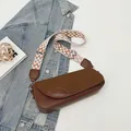 Minimalistische dunkelbraune Umhängetasche mit geometrischem Schultergurt und Silberbeschlägen - Braun