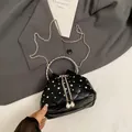 Bolso saco acolchado negro con pedrería, cordón de perlas y asa de anillo metálico - Negro (Con Asa)