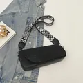 Minimalistische schwarze Umhängetasche mit geometrisch gewelltem, breitem Schultergurt - Schwarz