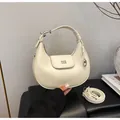 Borsa a mezzaluna beige con trama a litchi, logo in metallo e tracolla regolabile - Bianco Sporco