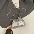 Bolso saco acolchado plateado con tachuelas de cristal, asa de metal y detalle de perlas - Plateado Con Asa