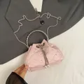 Bolso saco rosa acolchado con pedrería brillante y asa de metal plateado elegante - Rosa (Con Asa)
