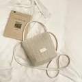 Borsa a tracolla in paglia intrecciata bicolore crema e kaki con manico in ecopelle - Bianco Sporco