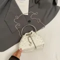 Bolso tipo cubo blanco acolchado con pedrería y cordón de perlas en blazer - Blanco Con Asa