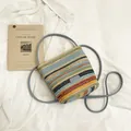 Borsa a tracolla intrecciata a righe multicolore con cinturino in pelle celeste e logo - Blu