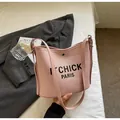 Dettaglio della borsa a secchiello in tela rosa con chiusura magnetica e finiture in pelle - Rosa