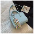 Hellblaue Mini-Handtasche mit Litschi-Muster, buntem Regenbogen-Anhänger und Tragegriff - Mit Ornament / Blau