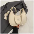 Elegante bolso hobo beige de cuero con textura de lichi y correa de hombro anudada - Blanco Roto