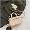 Sac à main minimaliste rose clair avec bandoulière réglable et détail de boucle - Rose Sans Charme