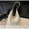 Elegante borsa hobo a pieghe bianco crema con ricamo blu raffinato per ogni donna - Bianco Sporco