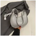 Bolso de hombro media luna plateado con grano de lichi y correa ajustable moderna - Plateado