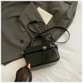 Sac à main noir minimaliste en similicuir plissé avec boucle et bandoulière fine - Noir