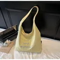 Grande borsa tote in tela giallo pallido con ricamo Live Laugh Love & Bread e tracolla larga - Giallo