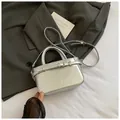 Sac à main chic argenté métallisé avec bride à boucle et bandoulière élégante - Argent sans pendentif