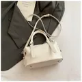 Sac bowling blanc crème à motif crocodile avec doubles anses et bandoulière - Blanc sans Pendentif