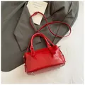 Sac bowling rouge élégant gaufré crocodile avec bandoulière et pieds en métal - Rouge sans pendentif