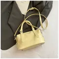 Sac bowling élégant jaune crème avec gaufrage crocodile et bandoulière réglable - Jaune sans pendentif