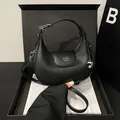 Borsa hobo a mezzaluna in pelle nera martellata con manico annodato e ciondolo - Nero