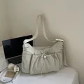 Minimalistische beige Nylon-Umhängetasche mit Kordelzugtasche und breitem Gurt - Cremeweiß