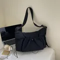 Schwarze Nylon-Umhängetasche mit modischem Plissee-Design und verstellbarem Gurt - Schwarz