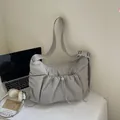 Graue Nylon-Umhängetasche mit geriffeltem Design und verstellbarem Gurt im Freizeitstil - Grau