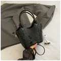 Bolso bandolera elegante negro con patrón de serpiente, asas redondas y colgante - Con Ornamento / Negro