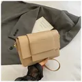 Dettaglio borsa a tracolla in pelle PU beige con cinturino largo e finiture dorate - Cachi