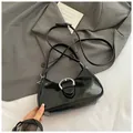 Borsa a mezzaluna retrò in pelle verniciata nera con fibbia in metallo argento - Nero