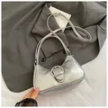 Borsa a spalla a mezzaluna argento metallizzato retrò con fibbia in metallo e tracolla - Argento