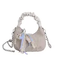 Borsa a nuvola intrecciata bianco crema con manico pieghettato e ciondolo con perla e fiocco - Bianco