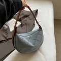 Borsa hobo in denim azzurro con motivo a rombi di perline e tracolla in pelle marrone - Rombo Blu Chiaro