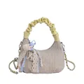 Beige geflochtene Wolken-Tasche mit gelbem Raffgriff und Perlen-Spitzen-Anhängern - Gelb