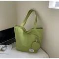 Grand sac fourre-tout vert clair avec petite pochette sur un bureau de travail - Vert