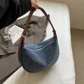 Borsa hobo in denim blu con strass scintillanti e tracolla in pelle marrone - Strass Blu Profondo