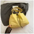 Dettaglio della borsa a secchiello in nylon giallo con coulisse e texture increspata - Giallo