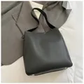 Vista dettagliata della borsa tote in pelle nera con trama a grana e borchie d'argento - Nero