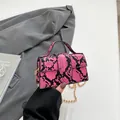 Mini borsa a mano con stampa serpente rosa e nera e catena a sfere dorate - Rosa Rosso