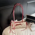 Petit sac sous l'aisselle crème avec motifs de nœuds rouges et pendentif cœur - Blanc Cassé