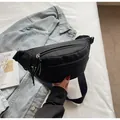 Sac bandoulière en nylon noir avec sangle réglable présenté dans un décor lifestyle - Sans pendentif / Noir