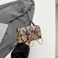 Borsa a mano chic con trama a serpente, catena a sfere dorate e chiusura retrò - Cachi
